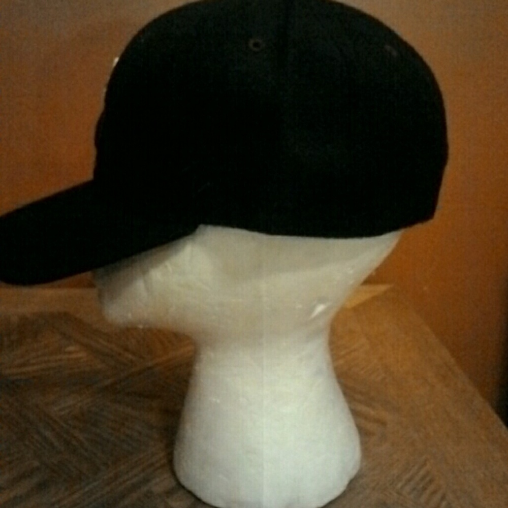 Fitted hat - Picture 3 of 3